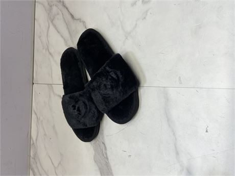 Size- 5.5 Womenâ€™s Black Fuzzy Slippers