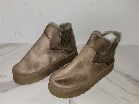 Size 10.5 Suede Platform Snow Boots for Women,