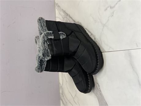 (Size 10) Faux Fur Lined Winter Boots