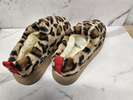CN41 Leopard Print Fuzzy Slippers